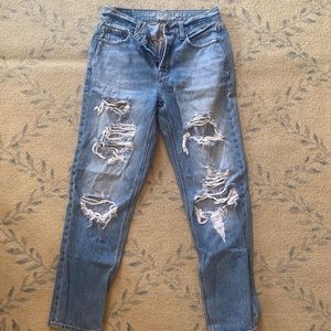 AMERICAN EAGLE DISTRESSED JEAN
